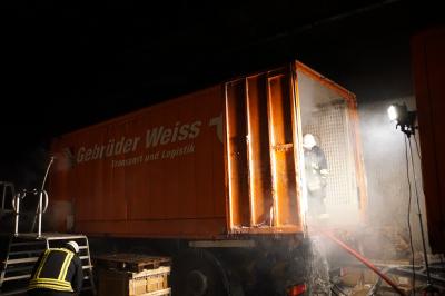 Wiessensteig: Lkw brennt auf der A8 im Laemmerbuckeltunnel - 150 Einsatzkraefte aus 2 Landkreisen kaempfen gegen die Flammen